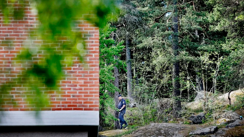 Enligt polisen gömde 22-åringen sig i närheten av huset efter mordet. Han hittades efter några timmar.