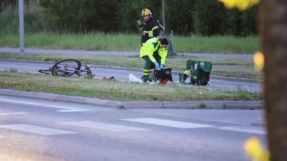 Den cyklist som blev påkörd av en bil på söndagskvällen har avlidit av sina skador.