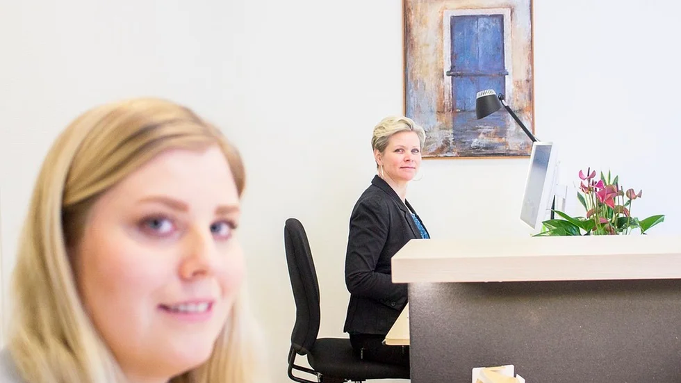 Amanda Wiström och Anna-Karin Sjökvist i kommunens Kontaktcenter tar emot fysiska besök men svarar också på frågor via mejl. Målsättningen är att ge svar direkt.