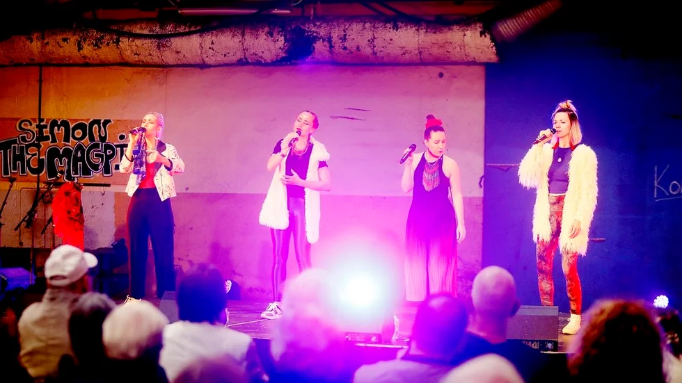 Tjejerna i finska vokal- folk- och hiphop-gruppen Tuuletar sjöng, rappade, beatboxade och improviserade med stor humor, charm och musikalitet.