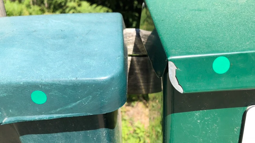 Gåtan med gröna prickar på brevlådorna fick snabbt sin förklaring.