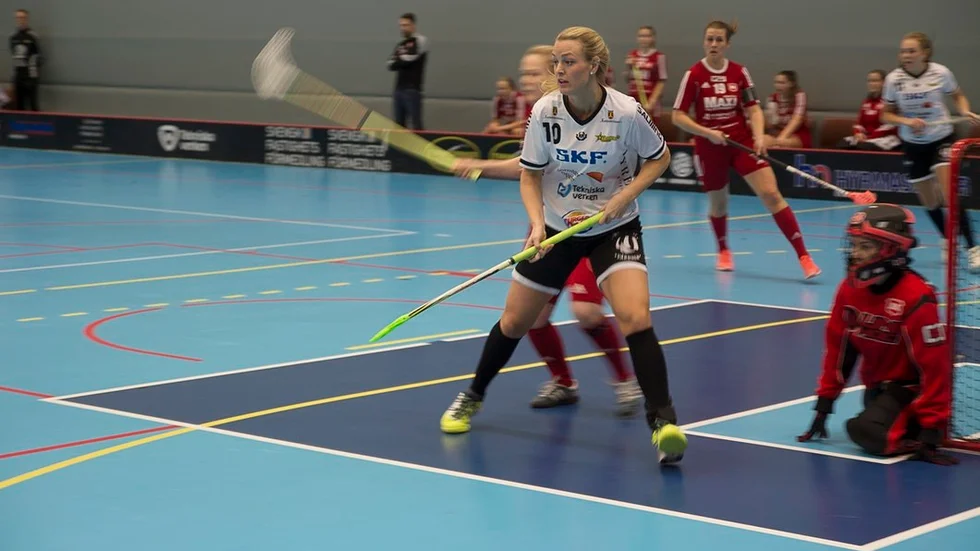 Sandra Strömberg är gravid i femte månaden och spelade troligen sin sista match för säsongen mot Järna på lördagen och missar slutspelet och kvalet till allsvenskan som drar i gång på torsdag.