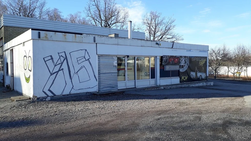 Gamla bensinmacken i centrala Flen kanske bidrar till vinst i tävlingen Sveriges fulaste stad, skriver Nina Lindh.