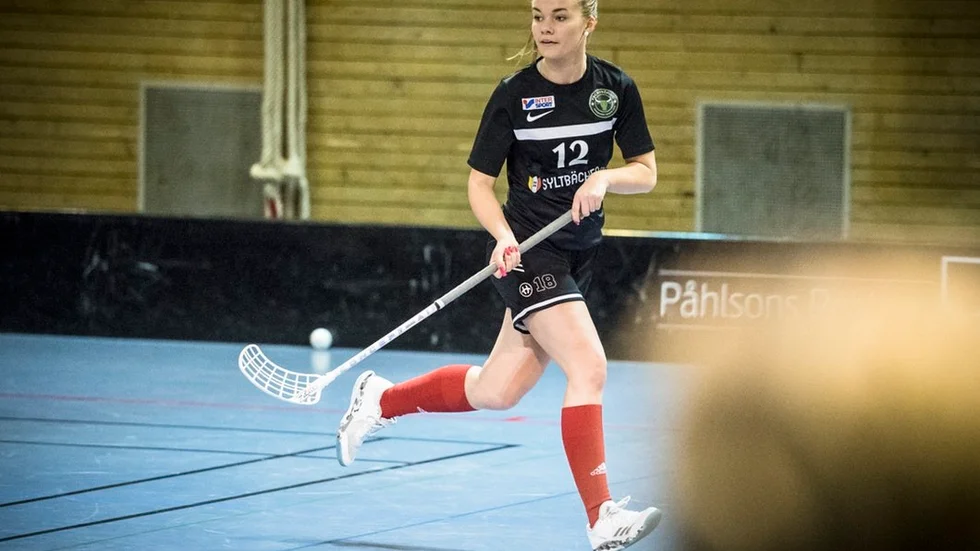 Johanna Turesson är van att dubblera mellan fotboll och innebandy. Fotbollssäsongen har just startat men nu blir det ändå mycket innebandy eftersom hon blivit uttagen till ett landslagsläger.