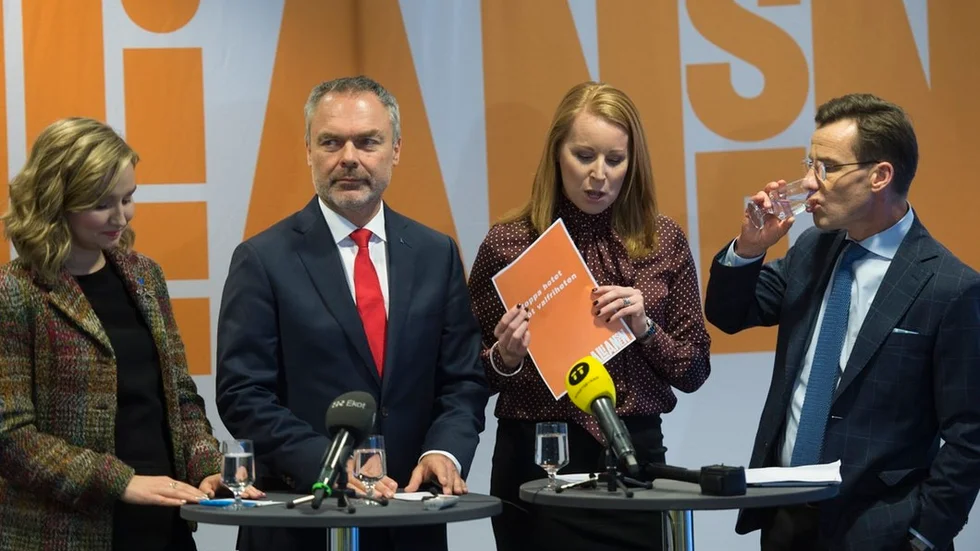 Väljarna rankar lag och ordning som den viktigaste frågan inför valet, följt av invandring, sjukvård och integration. Ett av Alliansens allra starkaste kort - jobben - landar långt ned på listan. De fyra partierna behöver forma ett gemensamt svar på de frågor som tar störst plats hos väljarna.