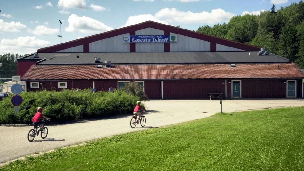 Frågeställaren Viktor undrar om det finns planer på att skaffa en ishall i kommunen. På bilden kommungrannen Gnestas ishall.