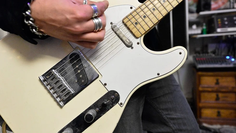Tjuvarna kom över musikutrustning till ett betydande värde, bland annat elgitarrer. OBS: Bilden är tagen i ett annat sammanhang.