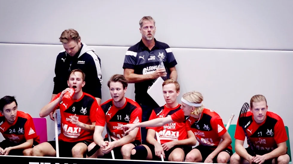 Ronnie Lindahl (i mitten längst bak) fortsätter inte att träna Torshälla IBK 2018/2019. Jakten på hans efterträdare pågår för fullt.