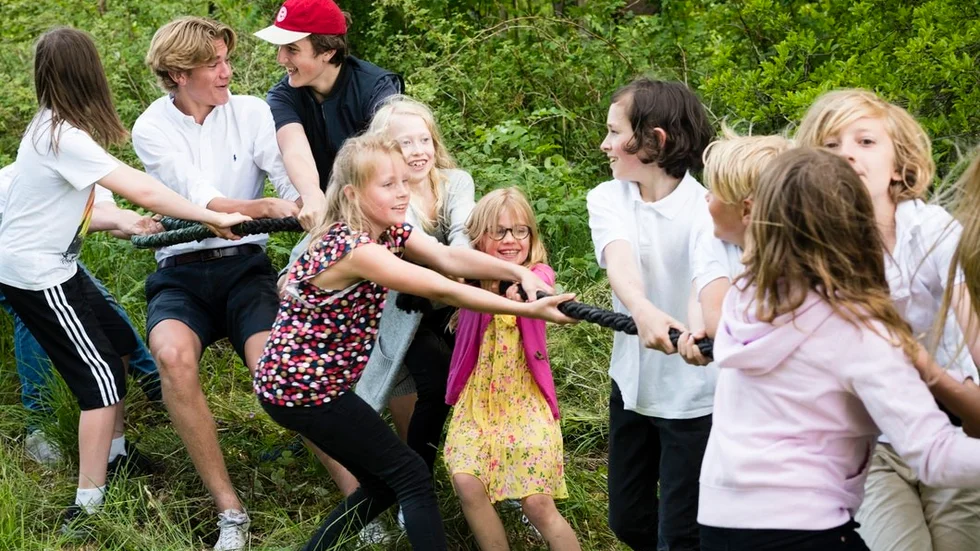 Dans kring midsommarstången brukar avslutas med diverse lekar. Har du några som du vill tipsa om och vara med i ett reportage?