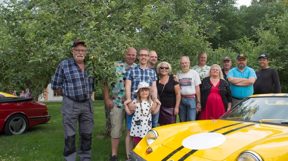 Fordonsentusiaster framför en racingtrimmad Lotus 68. Från vänster Kåre Andersson, Christer Melwinsson, Niklas Zeipel, Elvira Zeipel, 5 år, Jörgen Stendahl, Marita Eliasson, Stefan Ljungberg, Magnus Dahlin, Isabella Boström, Torgny Elgström, Bengt Andersson och Thomas Gustafsson.