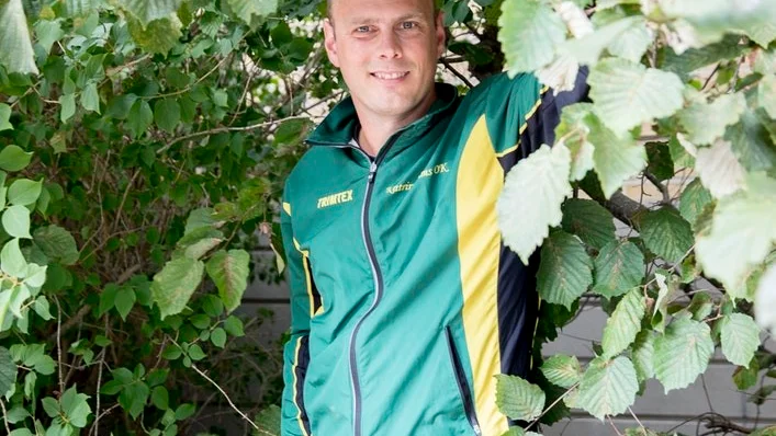 Var hittar man Arvid Sundkvist, om inte i en buske. Men som den duktiga orienterare han är hittar han säkert hem därifrån, eftersom hans skicklighet för att orientera sig är omvittnad. FOTO: ROGER CULMSEE