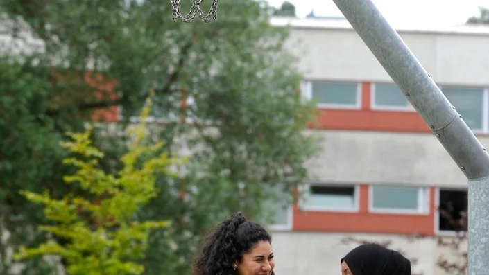 Kimberly Rojas och Muwahib Cabdi Askar arrangerar Brandkärrs första event i streetbasket på onsdag. Alla Nyköpingsungdomar är välkomna att delta, säger de.