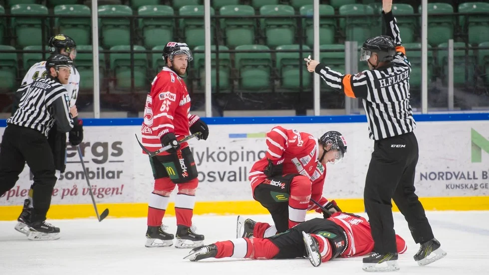 Enköpings Eric Berkerud har just armbågat ner Nyköping Gripens stjärnanfallare Marcus Lindblom. Det är droppen som får Mathias Löf i Gripens sportgrupp att omgående kräva ett åtgärdsprogram i Hockeyettan på liknande sätt som SHL och Hockeyallsvenskan har nått viss framgång mot farliga tacklingar.