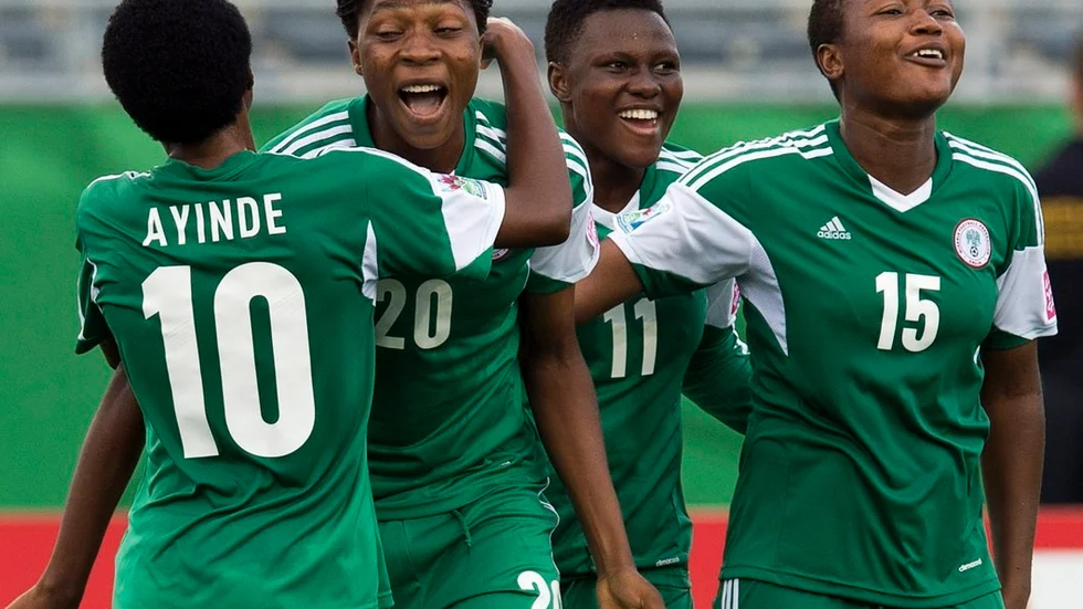 Nigerianske landslagstjejen Ayinde Halimatu, med ryggen mot kameran, är Eskilstuna Uniteds senaste nyförvärv.