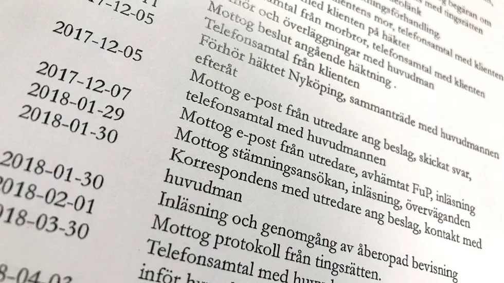 Några advokater bifogar detaljerade redovisningar av vad de gjort under förundersökning och rättegång, andra lämnar in enklare yrkanden.