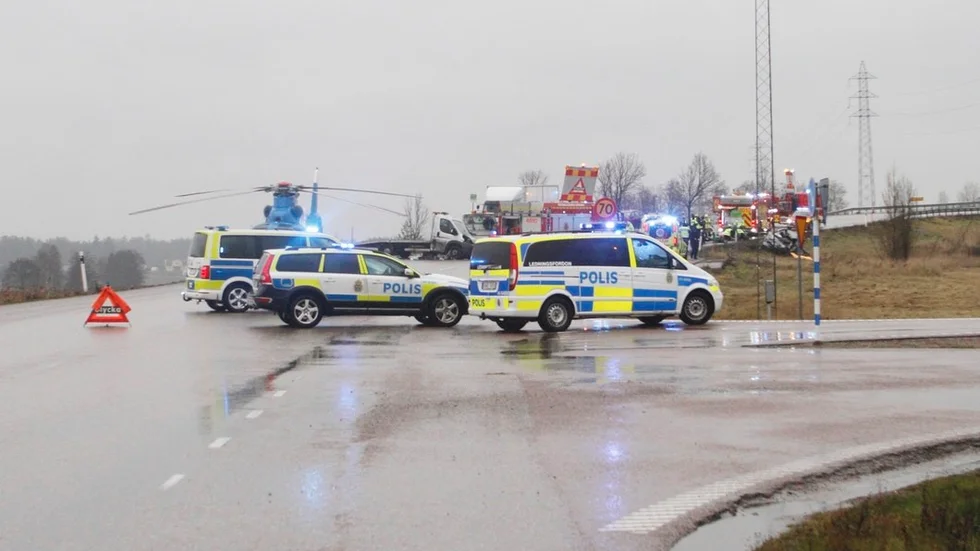 Fredagens trafikolycka inträffade på väg 915, på den södra sidan av bron som går över E 20 vid trafikplats Åker.