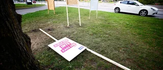 Satte upp valaffischer – möttes av stenkastning