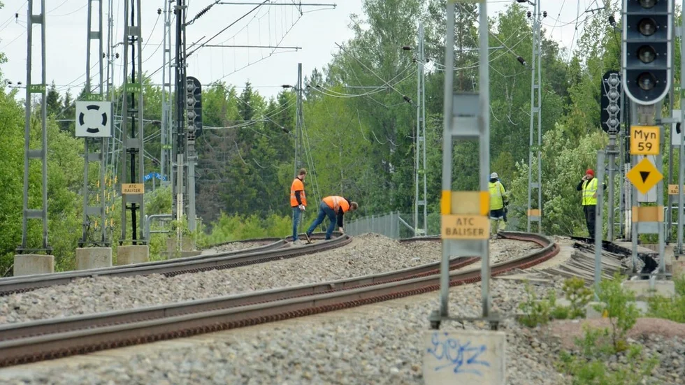 En nollvision för järnvägsfel borde införas, något som skulle sporra alla som arbetar för järnvägen, skriver författarna av debattartikeln.