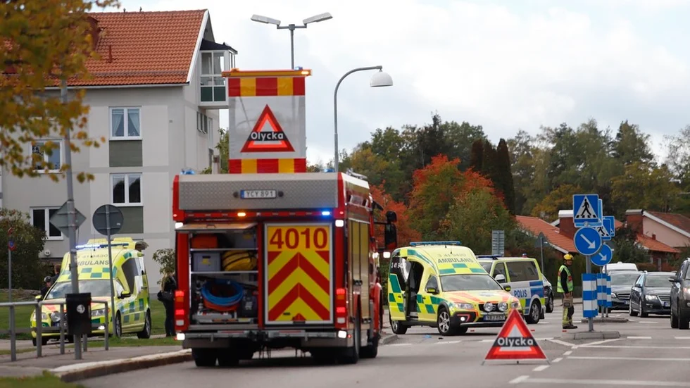 Barnet som kördes på fördes till sjukhus med ambulans men ska inte blivit allvarligt skadat i krocken.