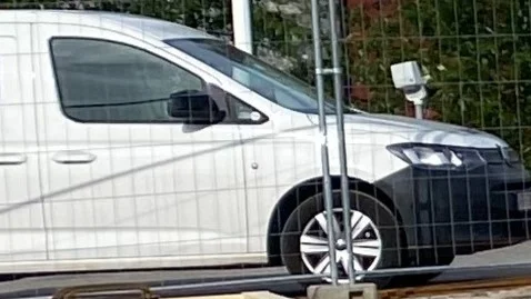 Polisen stoppade den här stulna Caddyn klockan 03:35 på natten. I bilen satt tre personer, en man och två kvinnor.