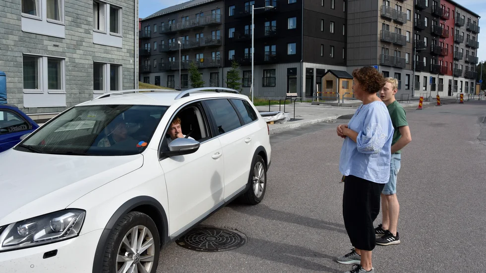 Intervjun med Malin Rönnberg avbryts av en bilist som undrar var det går att parkera i Kronandalen. Det tar sin tid att förklara för samtliga fyra parkeringsplatser utanför flerfamiljshuset är redan upptagna. "Jag är så arg över bristen på parkeringar i Kronandalen. Inte för min egen räkning utan för alla mina kompisar och besökares vägnar", säger Malin Rönnberg.    