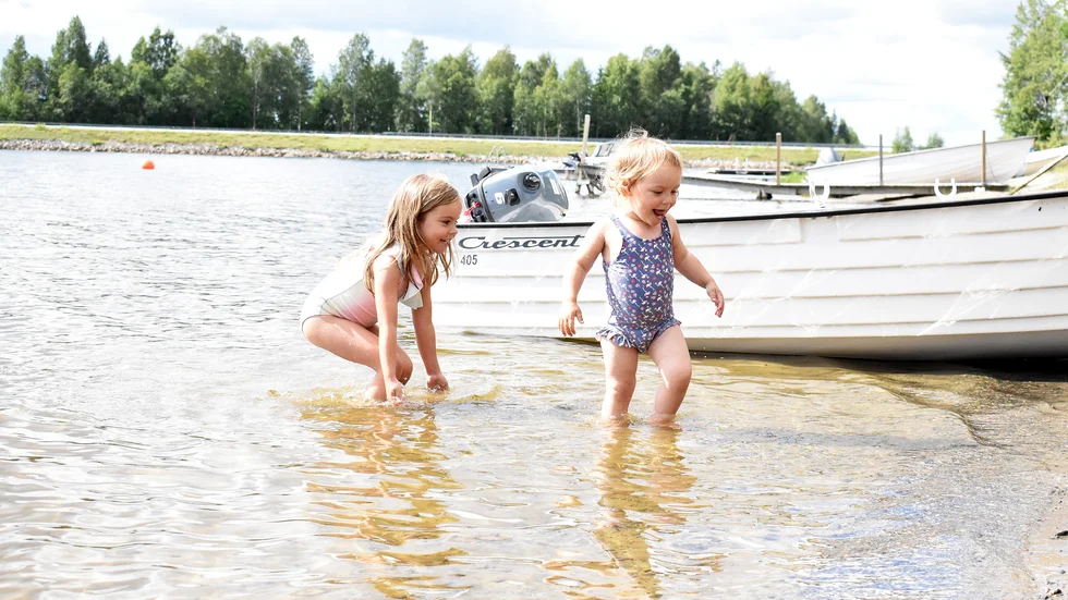 Elsie och Ines Östlund busar i vattnet.