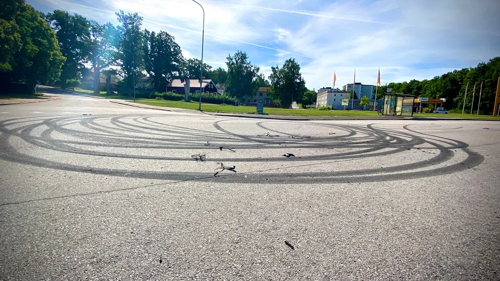 Så här såg det ut på tisdagsmorgonen i närheten av Preem-macken på Söderleden. Tydliga däckspår i asfalten. 