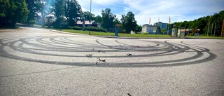 Nattlig buskörning upprör – däckrester vid mack