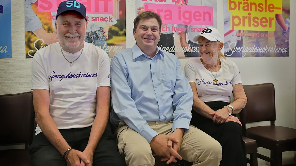 Ulf Gandborg och Irene Magnusson är uppklädda och redo att ge sig ut i valrörelsen. I mitten ordföranden Lars Engelbrektsson.