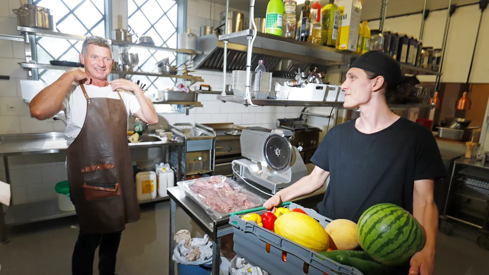 Krögaren Christer Nordqvist och kocken Johan Granath, på Magdakullan, förbereder helgens anstormning av hungriga matgäster.