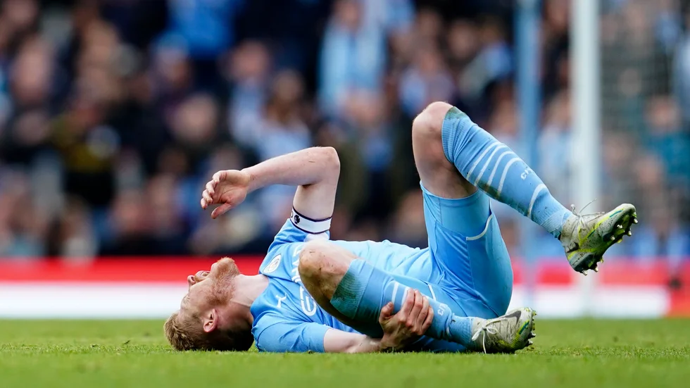 Manchester Citys Kevin De Bruyne skriker ut sin smärta efter att ha ådragit sig en skada i Premier League-mötet med Liverpool på Etihad i Manchester i april 2022.