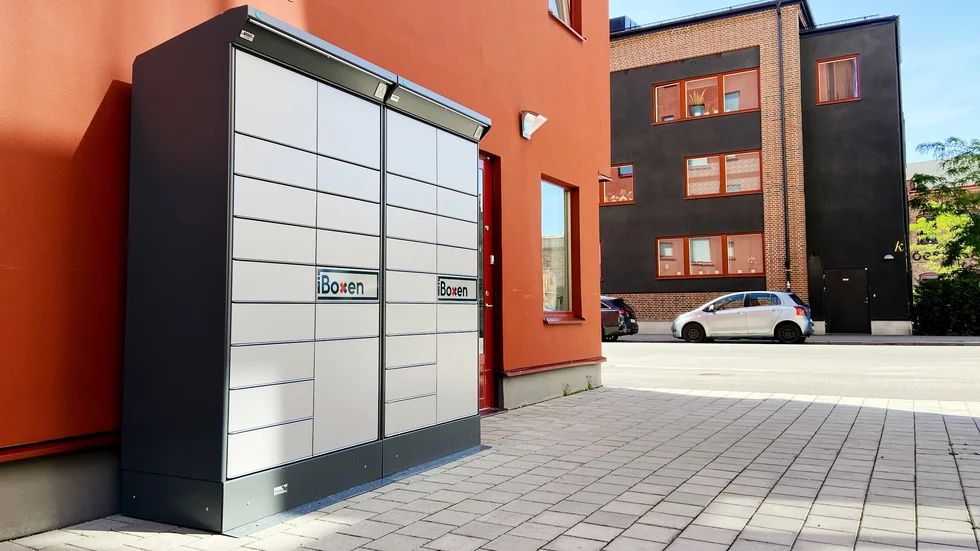 På Västra Storgatan 18 i Eskilstuna står paketskåp utplacerat av Iboxen.