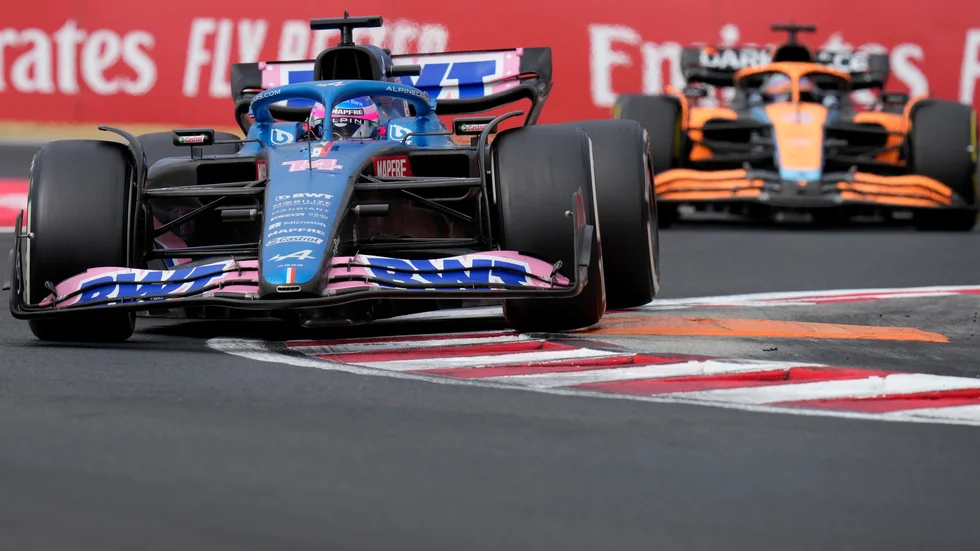 Fernando Alonso (bilden) lämnar Alpine efter säsongen då han ersätter Sebastian Vettel i Aston Martin. På tisdagen gick Alpine ut med att Oscar Piastri ersätter Alonso, men det stämmer inte, säger Piastri själv. Arkivbild.