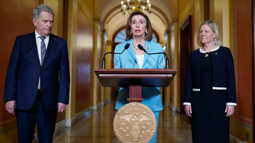 Amerikanska representanthusets talman Nancy Pelosi under en pressträff med Finlands president Sauli Niinistö och statsminister Magdalena Andersson i maj.