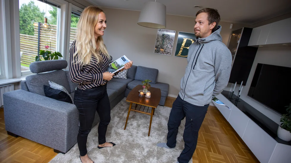 Magnus Skogfält och mäklare Emma Lindbäck pratar villor.