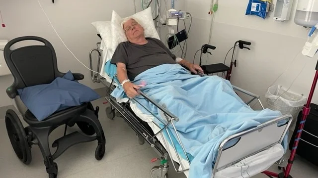 Per-Martin Pettersson låg i en alldeles för smal och hård akutsäng i två dygn, med metastaser i skelettet och infektion i kroppen.