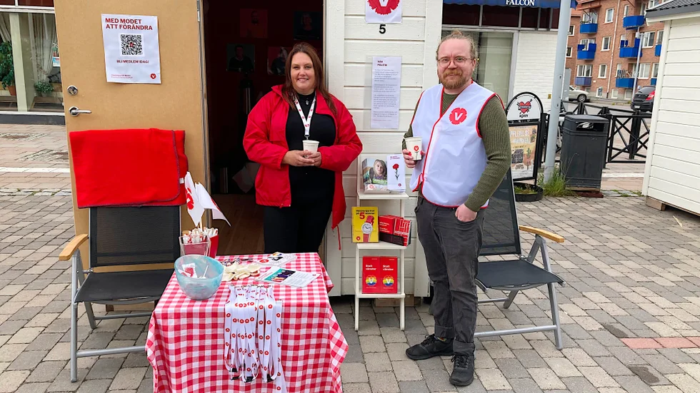 En kopp kaffe. Det kan höja partitemperaturen för vänsterpartiet i Boden. Här tar Annika Essén och Conny Sundqvist en slurk vid sin valstuga.