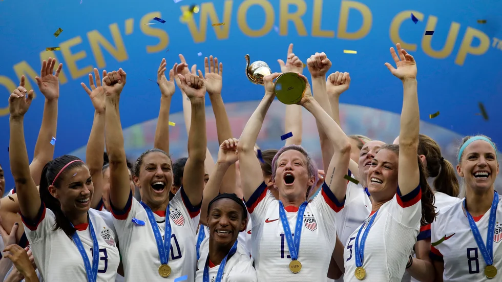 USA:s VM-guldlag 2019 med trofén som de ska försvara i Australien och Nya Zeeland nästa år. Arkivbild.