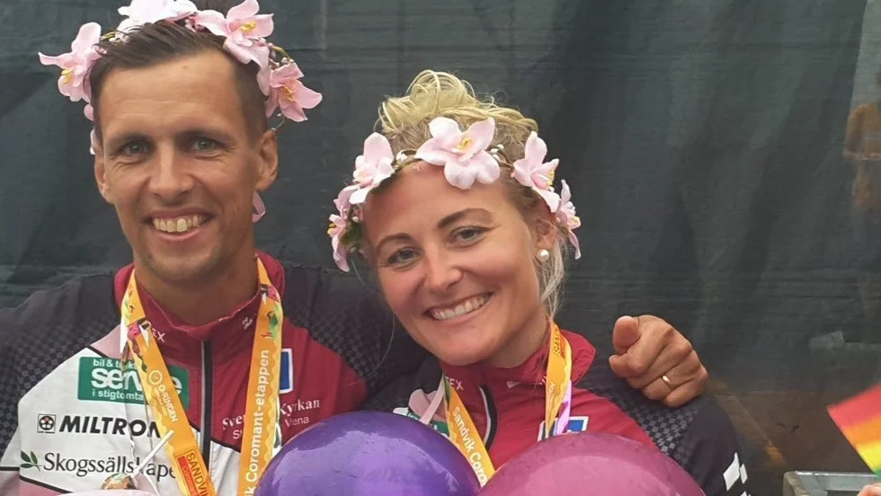 Peter och Johanna Öberg leder sina respektive klasser. "För oss gäller det att vara skadefria. Jag har haft lite fot- och vadproblem. Så är det att bli äldre. Nu tycker jag det är bra med vilodagar, så var det inte när man var yngre och sprang i elitklasserna" säger Johanna.