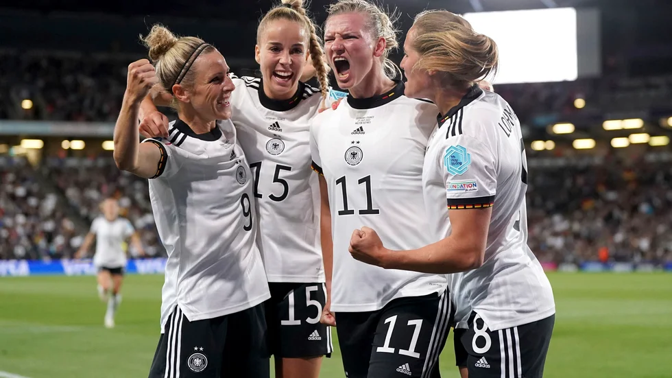 Tyskorna Svenja Hutt, Giulia Gwinn, Alexandra Popp och Sydney Lohmann i EM-semifinalsegern mot Frankrike.