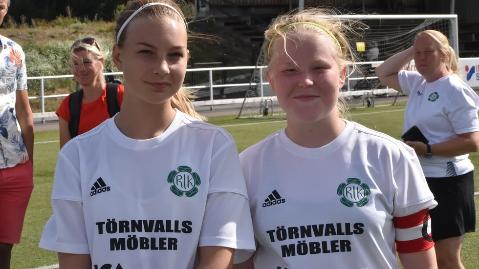 Tuva Sandgren och Stina Johansson är nöjda efter Rosenfors avancemang till semifinalen i F14. 