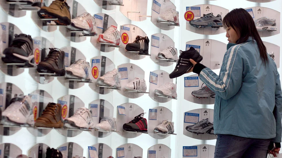 Konsumentbojkotter och pandeminedstängningar i Kina slår mot Adidas försäljning och resultat, enligt en vinstvarning. Arkivbild