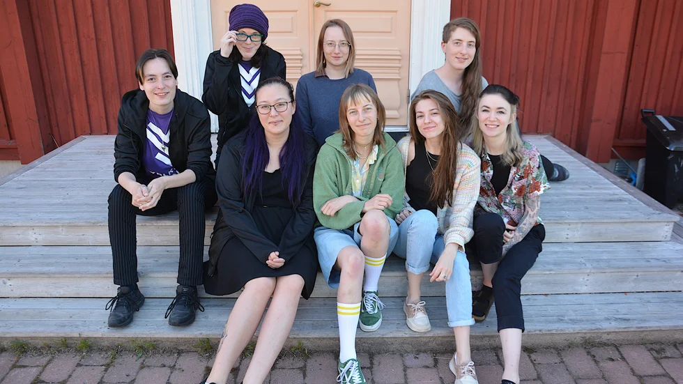 Här är gruppen Hannah Beuger, Nederländerna, August Belhumer, USA, Oda Tilset, Norge, Darya Dzemidzenka, Ryssland, Celeste Gamble, USA, Daria Kruzhinskaia, Belarus, Ashley Hacek, USA och Angehlica Halling, Sverige på trappen till Peetgården.