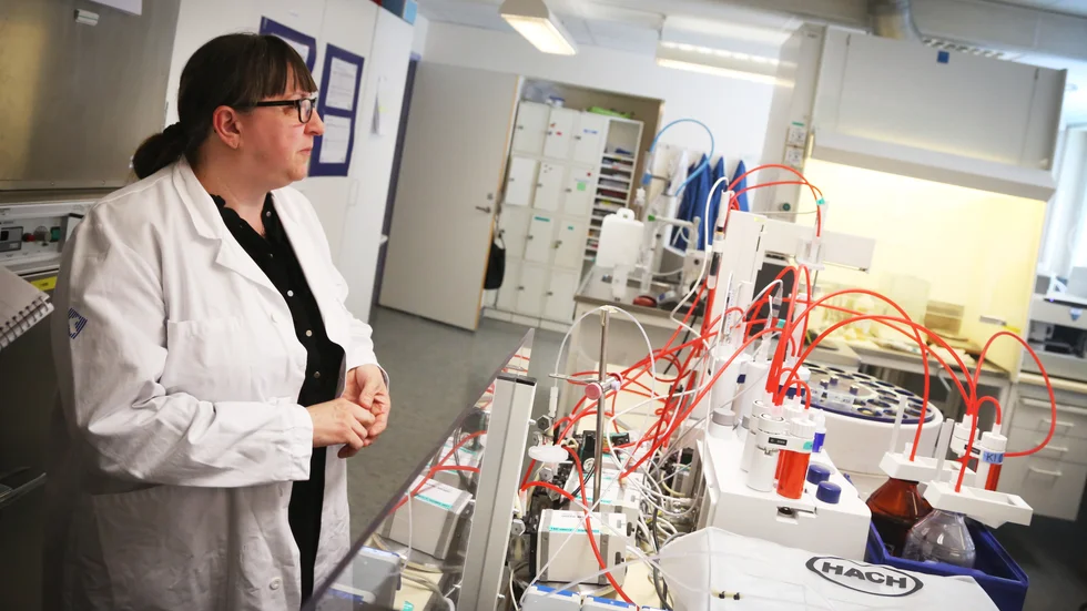 "De har löst sommarbemanningen, men problemet kvarstår", säger Vita Ratnika, som är biomedicinsk analytiker vid labbet på Visby lasarett.