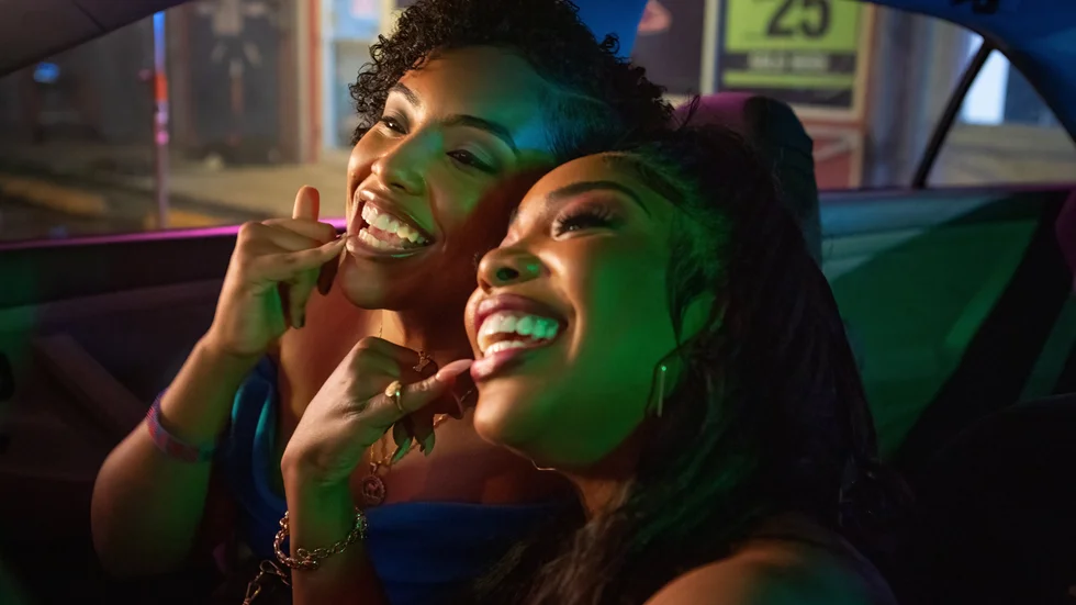 Aida Osman och KaMillion som Shawna och Mia i HBO:s nya dramakomedi "Rap shit" som handlar om rapdrömmar i Miami. Pressbild.