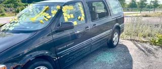 Vandaliserad bil på Lövåsen fylldes med post-it lappar – oklara omständigheter