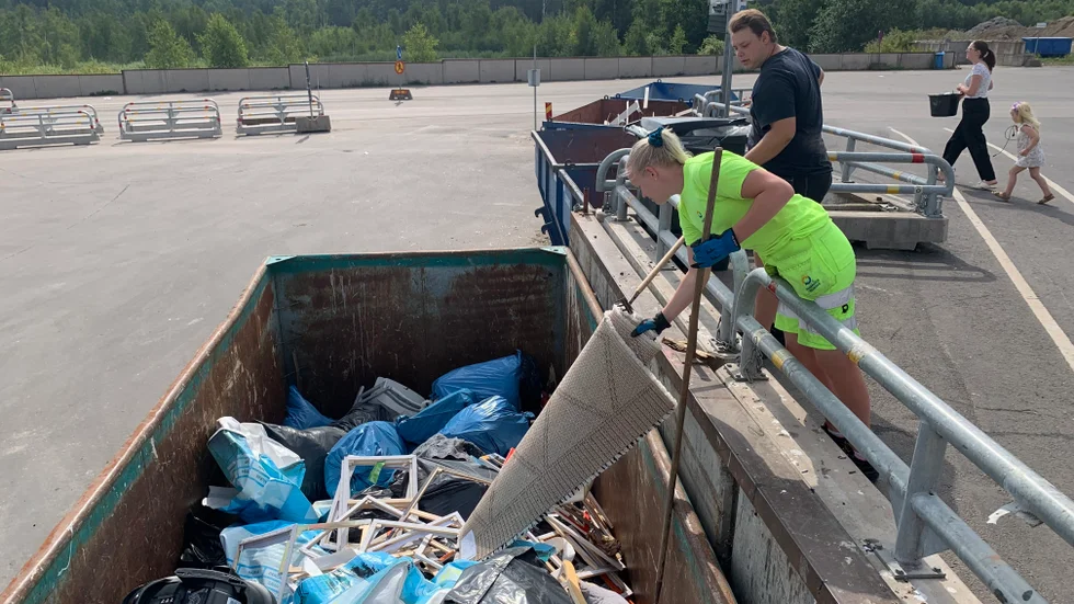 Här fiskas en för stora matta upp för att undvika förbränningsproblem.