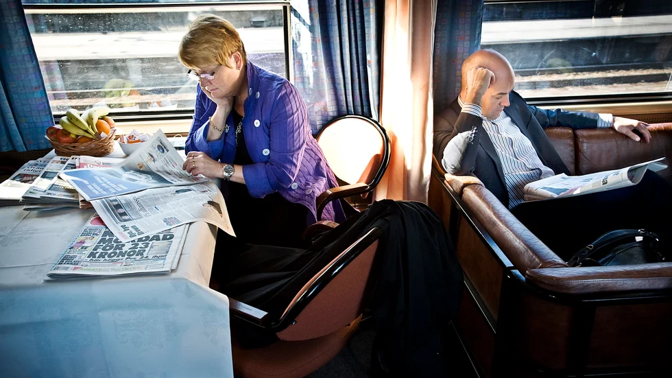 Precis som debatten tuffar tåget på bilden på, utan att spåra ur. På bilden syns Maud olofsson (t.v.) och Fredrik Reinfeldt (t.h.) då de var partiledare för C respektive M. Kanske läser de UNT...