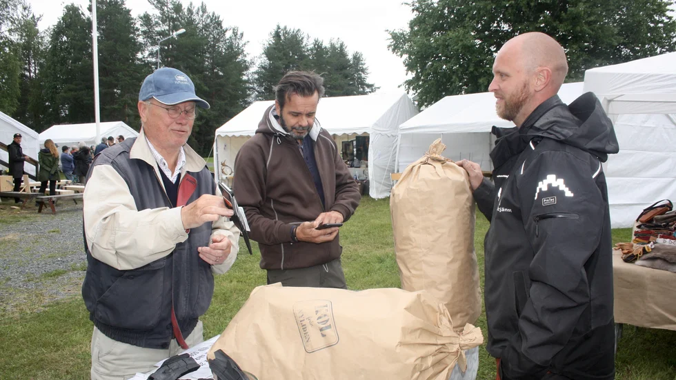 Rolf Hedqvist, Villvattnet och Jonas Renberg, Västerås handlar grillkol av Johan Bjursell.