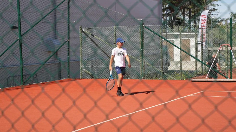 På måndagen startade den klassiska tennistävlingen "Gutaspelen", och hemmatalangen Sven Lindblad var självklart med.